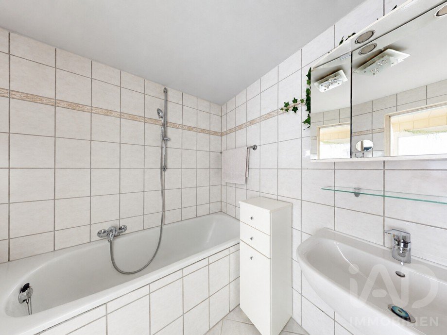 iad4994 Badezimmer 2 Hausverkauf Grevenbroich Zweifamilienhaus Grevenbroich